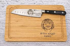 קרש חיתוך מעץ עם חריטה של דיוקן סבתא, השם שלה והכיתוב ׳לסבתא יהודית באהבה׳